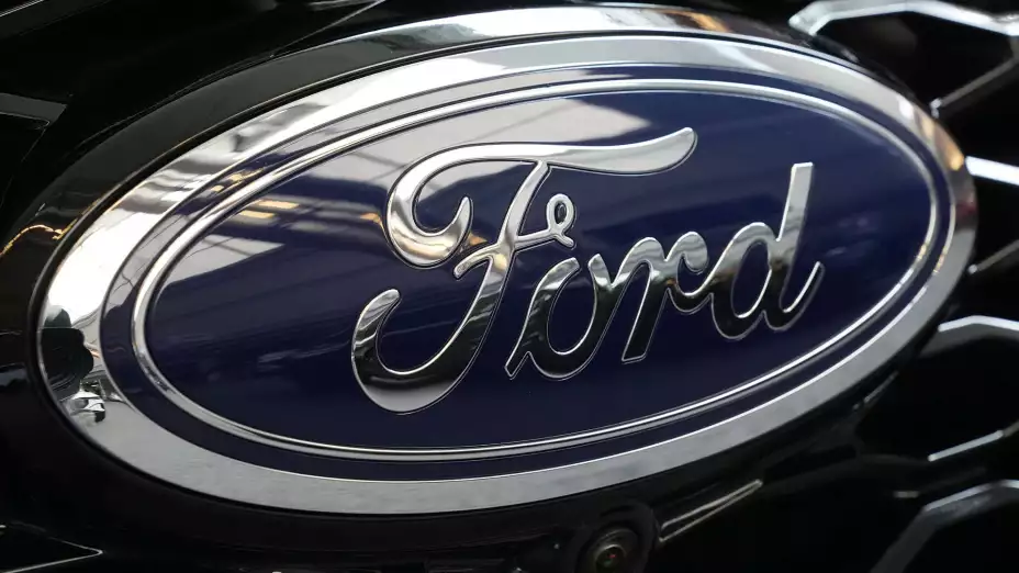El logo de Ford en una camioneta Explorer.