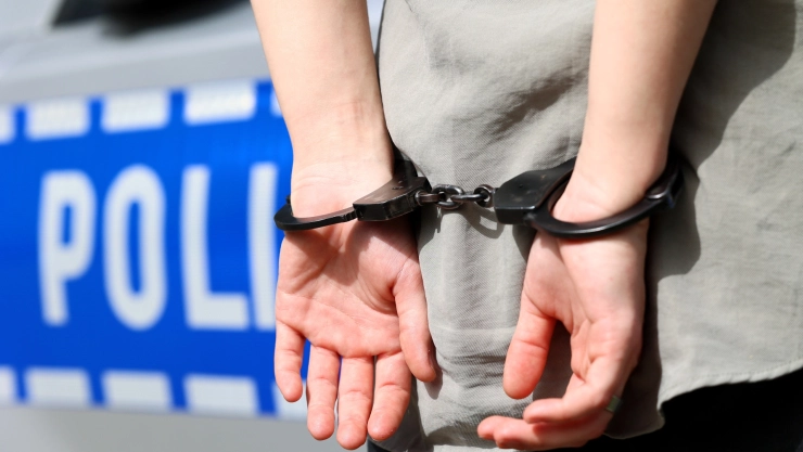 Una persona es detenida por la policía