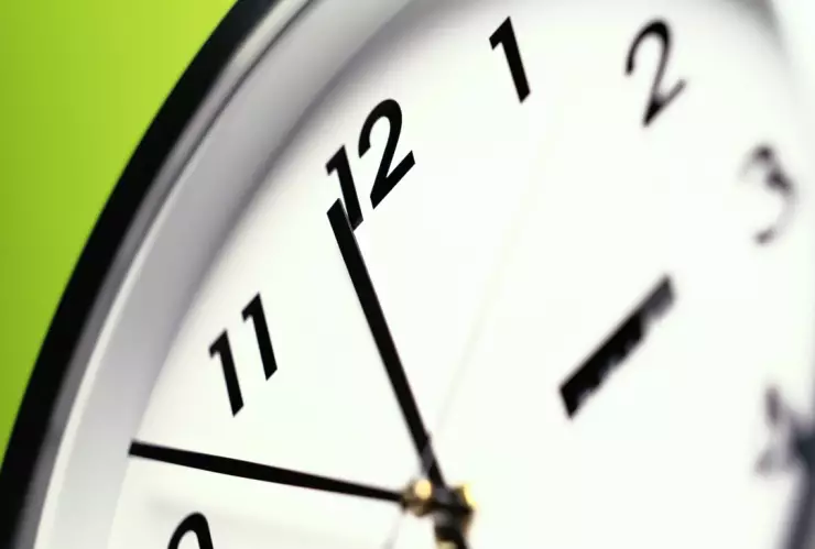 La respuesta a si se adelantan o atrasan los relojes en el próximo cambio de hora