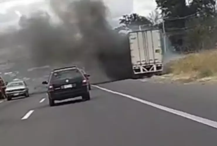 tráfico por tráiler incendiado en la carretera 57 hoy 19 de octubre.jpg