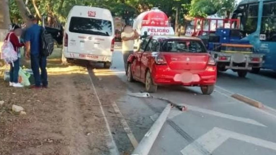 Mujer resulta HERIDA tras choque entre auto y transporte público; así ocurrió el FUERTE ACCIDENTE
