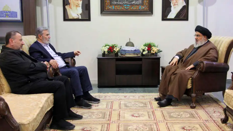 El líder de Hezbollah Sayyed Hasán Nasrala (derecha) con Ziad al-Nakhleh, líder de Yihad Islámica (centro) y Saleh al-Arouri.jpg