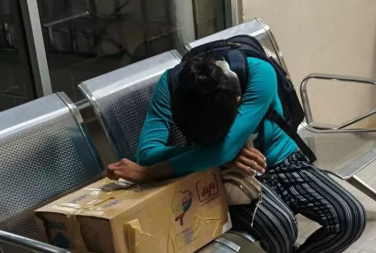 Desata indignación entrega del cuerpo de un bebé en caja de cartón a mujer indígena