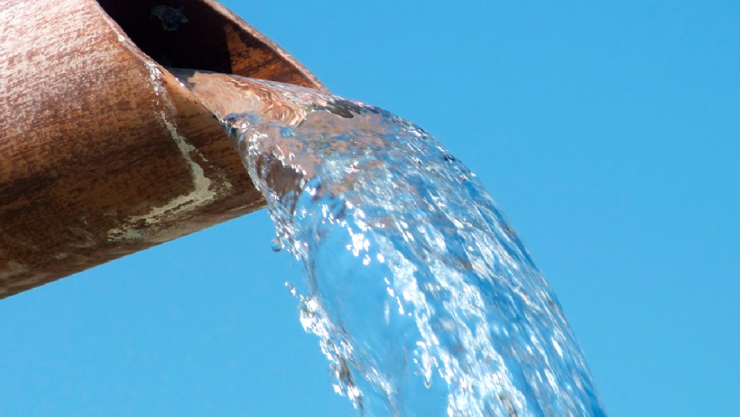 Tuber&iacute;a de la que emana agua potable.