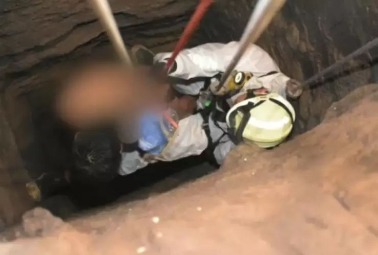 rescatan a hombre de pozo.jpg