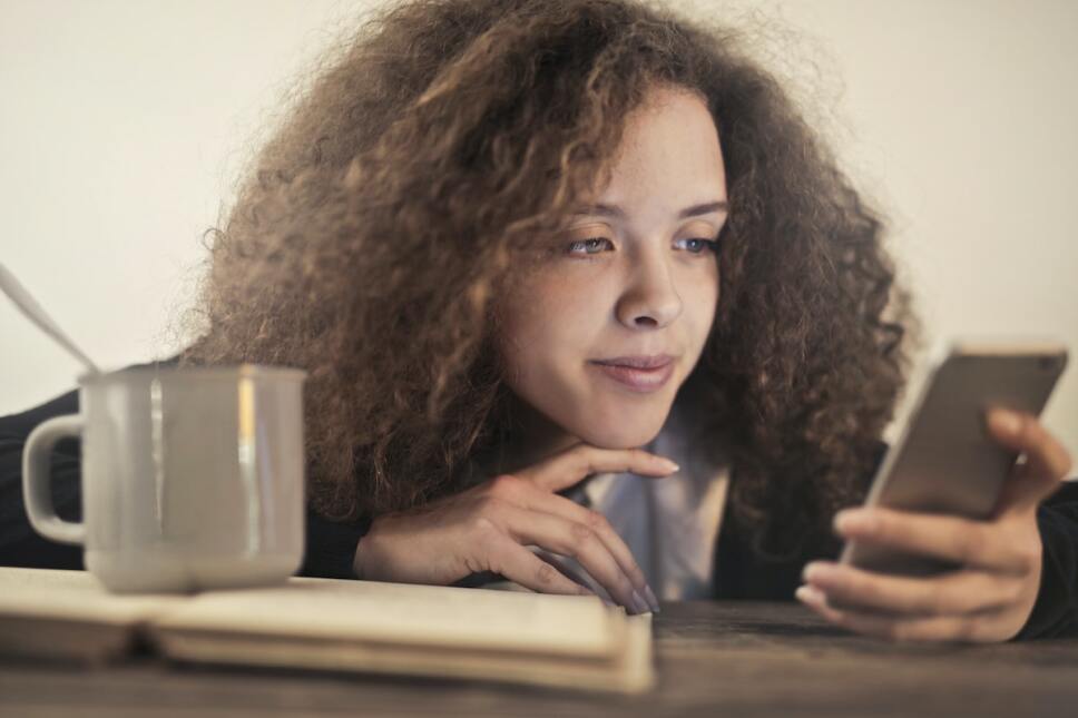 mujer en su celular