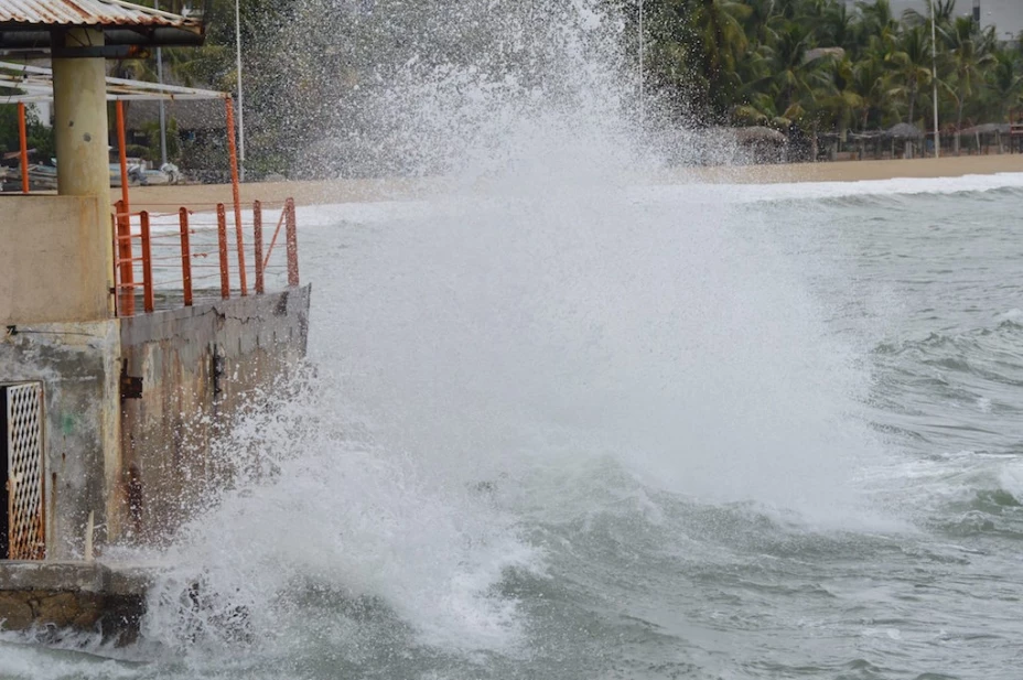 Huracán Patricia se aproxima a tierras mexicanas