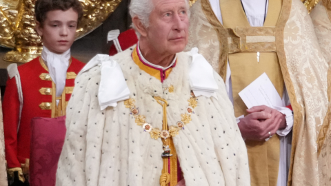 Carlos III realiza juramento frente al arzobispo de Canterbury.