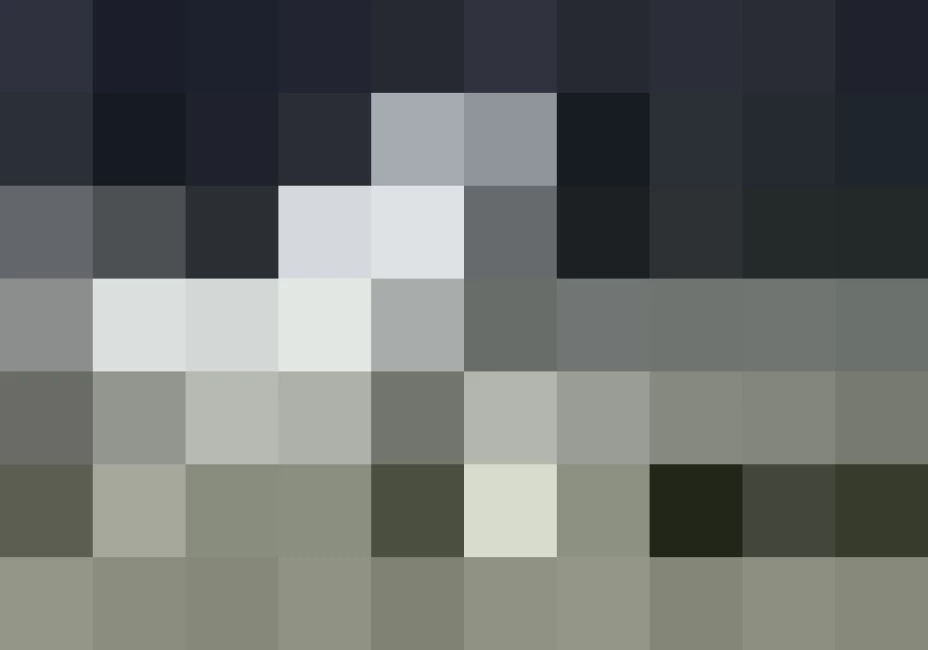 Policías y personal de emergencias examinan los restos de un avión