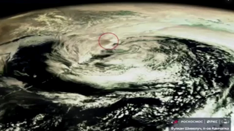 Así se ve la erupción del volcán Shiveluch desde el espacio