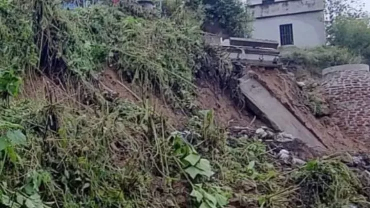 Tumbas al descubierto tras derrumbe