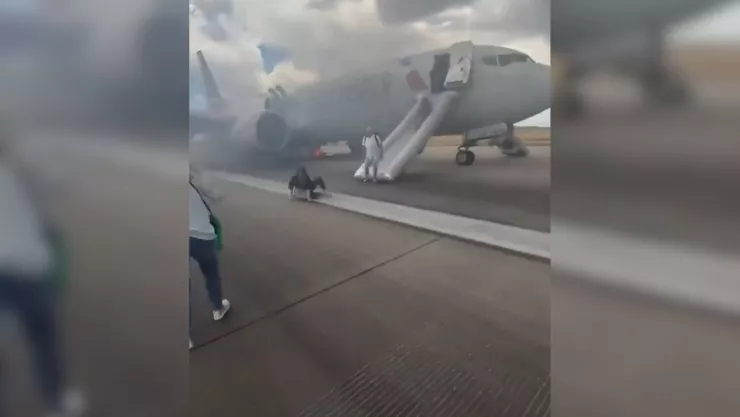 ¡Pánico en la pista! Avión de American Airlines se incendia y evacúan a pasajeros.jpg