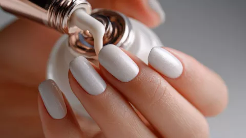 Uñas blanco perlado