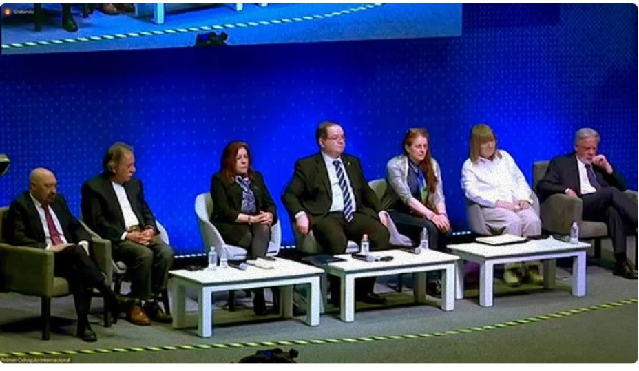 democracia unam prensa.jpg