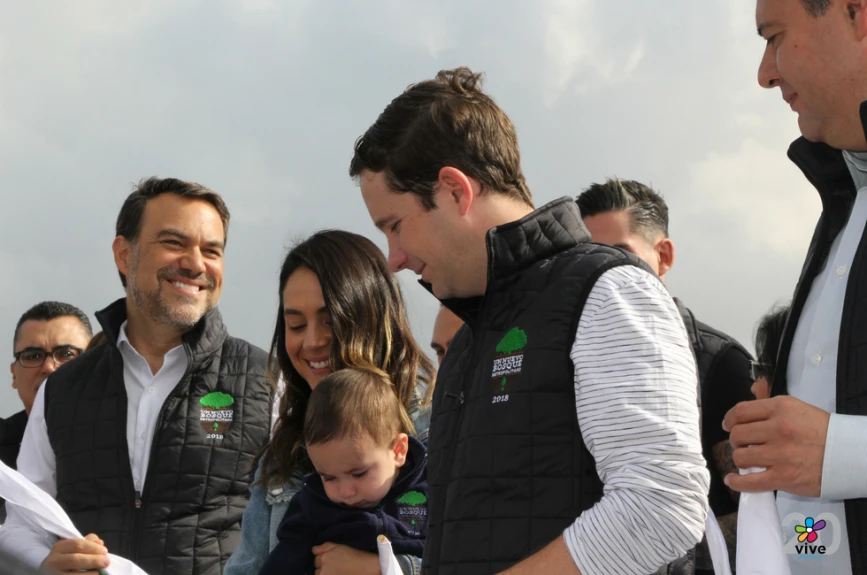 Benjamín Salinas, CEO de Tv Azteca, en compañia de su familia