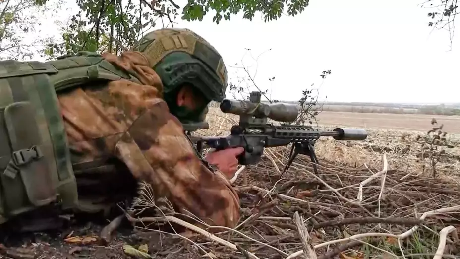 Un soldado ruso dispara contra posiciones ucranianas.