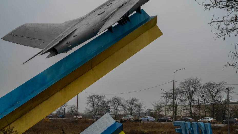 Personas abandonan en auto la ciudad de Jersón.