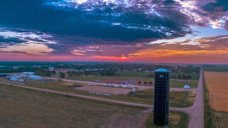 Postal de atardecer en la ciudad de Elwood, en Nebraska.