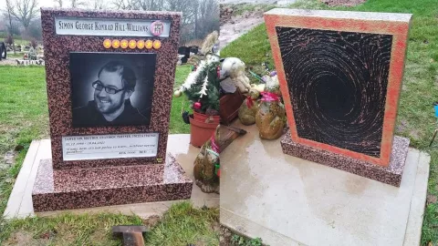 Diseñan tumba en forma de cartas de Yu Gi Oh, esta es la emotiva historia