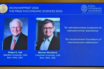 Robert E. Hall y Michael Woodford, premio Nobel de Economía.
