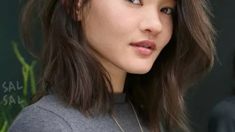 El long bob asimétrico estiliza los rostros redondos