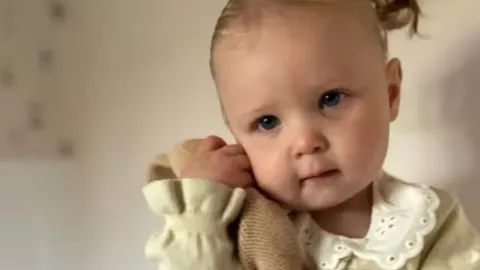 Una niña de dos años murió tras caer a un estanque durante una cena navideña en Inglaterra