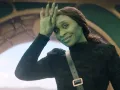La adaptación cinematográfica de “Wicked”, dirigida por Jon M. Chu, trae a la pantalla grande el icónico musical de Broadway. En esta película, el vestuario diseñado por Janty Yates juega un papel fundamental en dar vida al mágico mundo de Oz.
Crédito: Universal Pictures