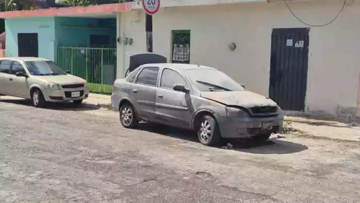 FOTOS_ Fuerte incendio consumió un vehículo en la colonia Lázaro Cárdenas