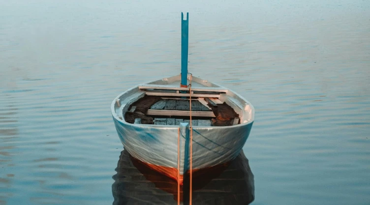 Bote vacío en medio de lago.