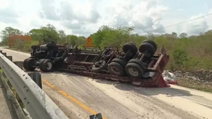 Los daños contra el puente de Kopoma que dejó el choque de un tráiler; esto pasó