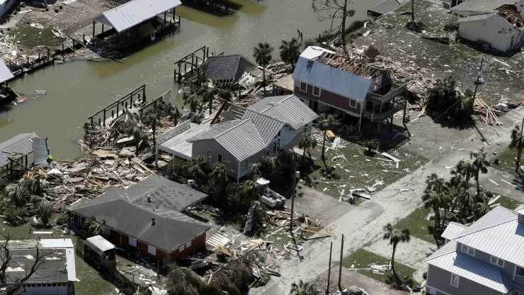 Búsqueda de personal de rescate en medio de escombros en Mexico Beach, Florida.