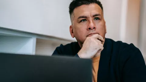 La razón psicológica por la que hay personas que se tocan la barbilla mientras hablan