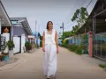 Los colores de su ropa siempre llamaron la atención. Las combinaciones, aunque inspiradas en la cultura asiática, siempre llevaban su toque personal, creando un estilo único que la definía. Esto hizo que cada outfit fuera memorable.