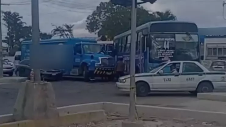 ¿Por qué hay tráfico en la ruta 5 de Cancún? Se registra choque entre autobús y transportadora de agua