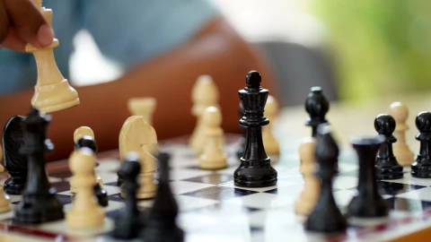 La contaminación atmosférica afecta la cognición de los jugadores de ajedrez, según estudio