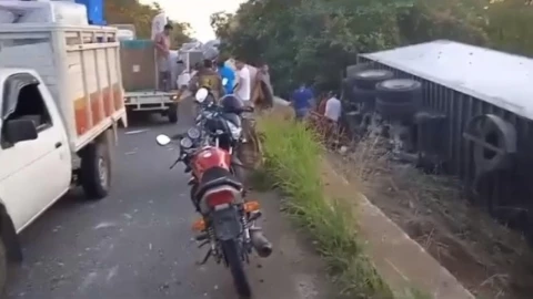 VIDEO: Camión vuelca en Oaxaca y se presentan actos de rapiña