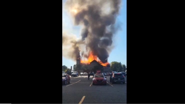 incendio-consume-histórica-iglesia-canadá-video