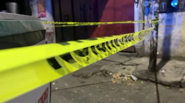 Primer plano de cinta de escena del crimen color amarillo amarrada a un poste.