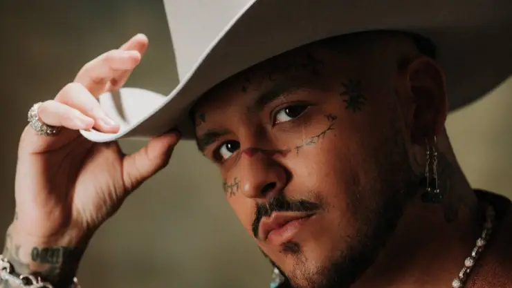 nodal se quitara tatuajes de la cara para que su bebe lo conozca