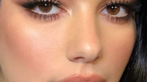 Para separar visualmente los ojos juntos se deben colocar colores claros en el lagrimal