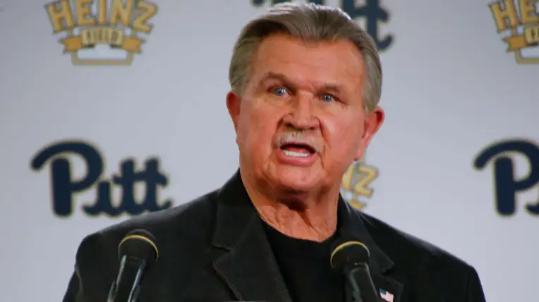 Mike Ditka, exentrenador de los Bears de Chicago.