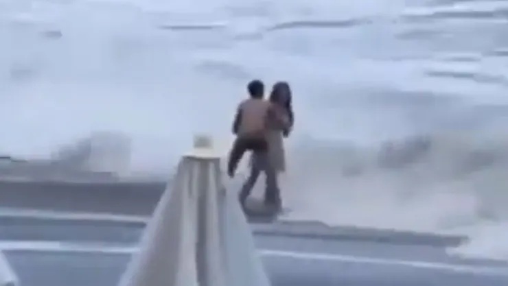 Mujer arrastrada por fuertes olas