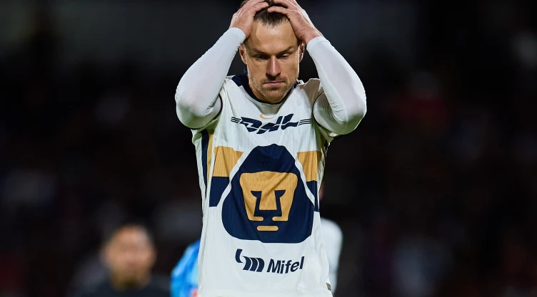 Aaron Ramsey en un partido con los Pumas