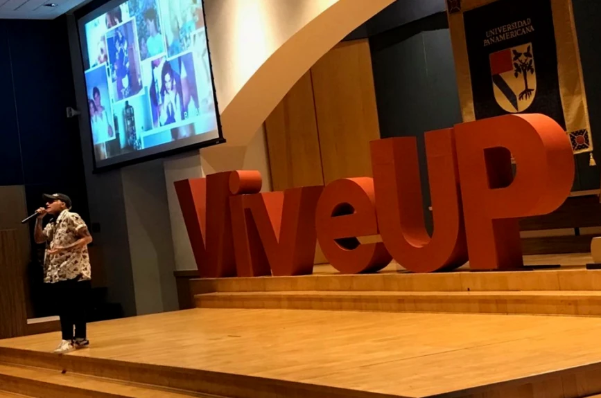Fuzz Taft brindando su testimonio de vida a estuadientes de la UP
