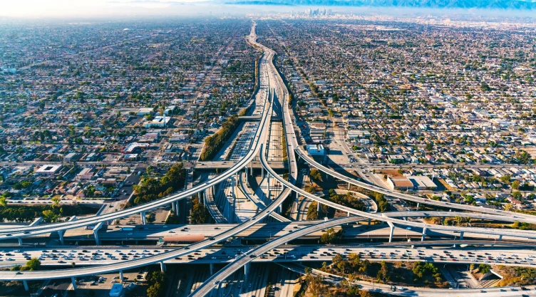 ¿Por qué aumentó la población en California?
