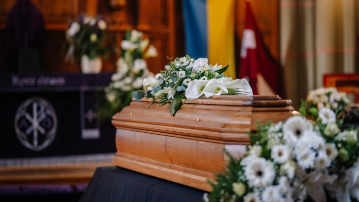 Un ataúd en una sala velatoria