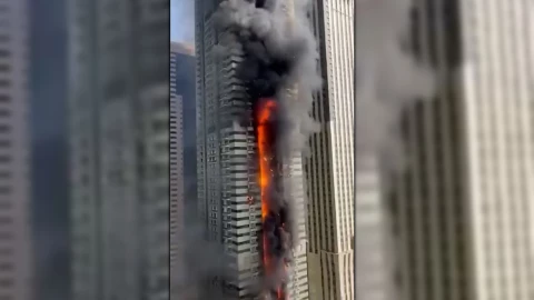 Fuerte incendio en Dubai_ Evacúan a más de tres mil personas de la ‘Tiger Tower’ en Marina.jpg