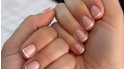 diseño de uñas cortas naturales francesas