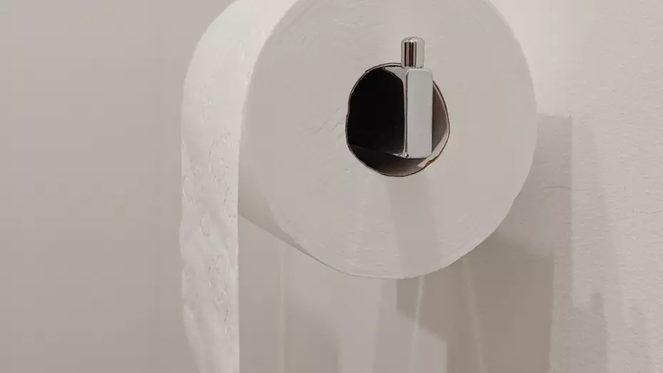 Cómo se coloca el papel de baño