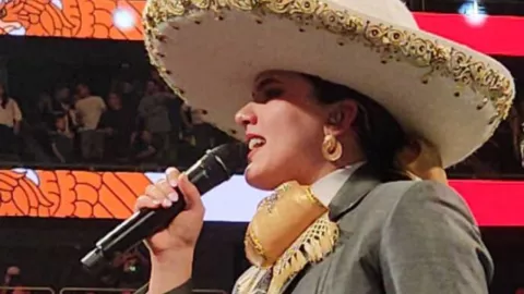 Camila Fernández cantó el himno nacional en la pelea del Canelo